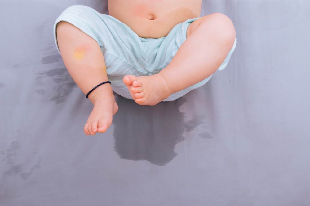¿Cómo limpiar un colchón con orina de niño?