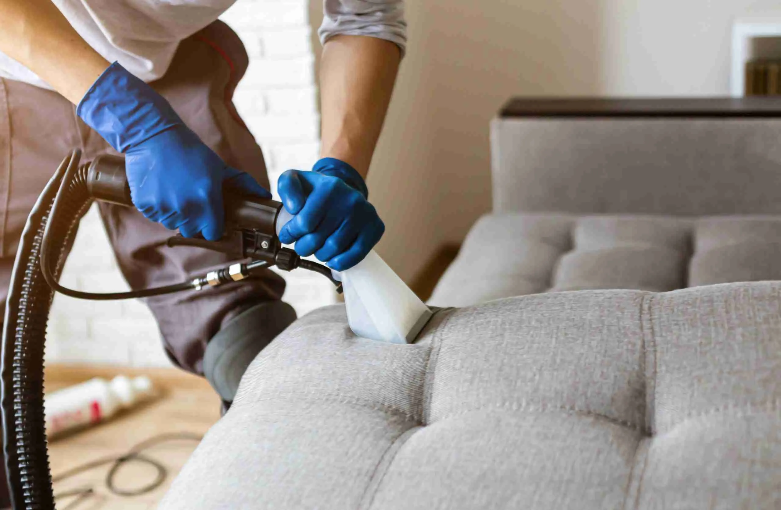¿Por qué es mejor desinfectar tus muebles con equipos profesionales?
